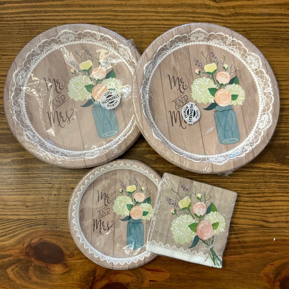 NWT Bridal Shower Paper Goods Plates Bundle - Picture 1 of 7